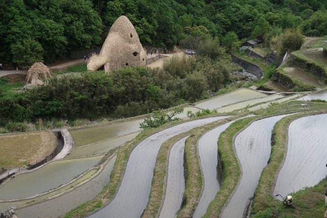 vol.1 https://4travel.jp/travelogue/11501164 からのつづき。<br /><br />本文中の#以下は作品番号/作家名/作品名を示すものです。<br /><br />【旅程】<br />・2019年5月5日(日) vol.1 https://4travel.jp/travelogue/11501164<br />新岡山港7:20(両備フェリー)8:30小豆島・土庄港(マイカーで島内巡り、土庄→三都半島→醤の郷・坂手→田浦・二十四の瞳映画村→池田)<br /><宿泊>国民宿舎小豆島<br />○5月6日(月) 本編<br />(マイカーで島内巡り、池田→土庄→中山→草壁→福田→大部)小豆島・大部港17:10(瀬戸内観光汽船)18:20日生港<br /><br />【瀬戸内国際芸術祭2019】(公式ガイドブックより)<br />会期 (春会期)2019年4月26日-5月26日、(夏会期)7月19日-8月25日、(秋会期)9月28日-11月4日 107日間<br />開催地 瀬戸内海の12の島+高松、宇野<br />作品数 213点<br />参加アーティスト 32の国と地域/225組