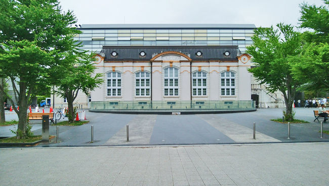 府立図書館を見学できると知り、検索したところ、本来なら水曜日だったのですが、お願いして金曜日に書庫まで見ることができました。係りの方、貴重なお時間を割いて頂き、本当にありがとうございました。