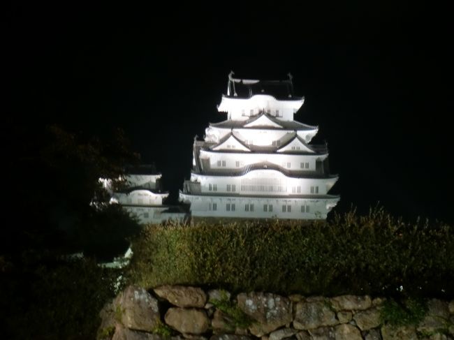 今回の旅は兵庫から始まり異人館、姫路城、雲海の竹田城、城崎温泉では、温泉を堪能し、見事に晴れ渡った天橋立、出石で皿そば、丹波篠山では丹波栗と枝豆がおいしかった。ぐるっと一周5日間で回ってきて、食に温泉に堪能でき楽しい旅ができた。とくに雲海に浮かぶ竹田城は見事で心に残るものだった。。<br /><br /><br />1日目 風見鶏の館<br /> メリケンパーク<br /> 姫路城