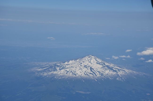 青森から伊丹に向かう機中、鳥海山、月山、朝日岳という出羽三山を眺めることができました。五月中旬でしたが、雪を戴いた神々しいお姿が印象的でした。