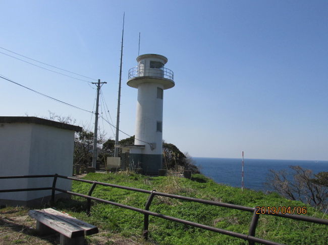 天領黒島の古い通り、地面は舗装されているが道幅は昔の江戸時代のままで、車１台が漸くすれ違えるような狭い路地のような旧町内の道を通り抜けて、再び海岸沿いの国道に出た。この国道２４９号線は能登半島の付け根、七尾市をスタートして、能登半島を反時計回りに一周し、珠洲、輪島を経由して金沢に至る国道だが、国道だけあってこの辺りは大方二車線で、快適なドライブが楽しめる。<br /><br />黒島から總持寺祖院までの凡そ５キロの道はほぼ直線状で、昔の門前通りなのか、来る途中に見かけたドライブイン「そば禅」に行って、昼食を摂ることにした。お昼を少し過ぎた時間、祖院では殆ど参拝客を見かけなかったが、このドライブインでは半分以上の客の入りで、ここのソバが美味しいのか、皆さん、ソバの丼を啜っている。自分も窓際の席を見つけ、外の牧歌的な風景を眺めながらソバを食べ、次に鳳至の岬に向かうことにした。<br /><br />昨日泊ったペンション「クロワッサン」の直ぐ後ろが輪島の漁港になっていて、その漁港を抱くようにして岬が伸びていて、一度その上に登って、輪島市内を一望したいと思った。輪島の名前がいつの頃から使われだしたのかは知らないが、元々はこの辺りの土地は鳳至郡で、ペンションのすぐ近くに住吉神社もあったが、この神社の別名も鳳至神社で、以前はその岬の根元の付近の高台の上にあった。今朝その下から１００段以上はありそうな石段を眺めたが、登るのはしんどそうだったので止めたが、今は車なので、簡単に上に行くこともできる。<br /><br />お昼のソバを食べ終え、その国道２４９号線を輪島に向かう。尤も、この辺りも広域輪島市の一部であるが、市の中心部へは「輪島朝市」との表示が国道のあちこちに出ていて、進路を間違えることはない。市に入る手前を左に入り、岬に向かう。岬の先端部に向かう入り口付近にリゾート風のホテルがあって、和島温泉「八汐」の看板が出ている。何かここも国民宿舎のような感じだが、リゾートホテルなのだろう。目の前がに袖ヶ浜海水浴場という真っ白な弓なりの砂浜が広がっている。今のシーズン、浜辺で遊ぶ観光客の姿も見えないが、夏場にはこのホテルも超満員になるに違いない。<br /><br />山道を少し走った先が終点の駐車場になっていて、その先の丘の上に灯台が見える。観光スポットではないのか、誰も来ていない。初夏を思わせる陽光がまぶしく、ツユクサも夏草のように勢いよく遊歩道を覆っている。２００ｍ程の遊歩道を登り、岬の上に立つ灯台、竜ケ崎灯台に向かう。ここからは輪島市内は見えないが、代わりに大きく広がる能登の海と、すぐ下の先刻の弓ヶ浜、袖ヶ浜海水浴場が見える。風光明媚なこの大自然を独り占めだ。敢えてこの岬、竜ケ崎までやってきて良かった。<br /><br />駐車場の手前が良く整備された自然公園になっていて、下の「八汐」ホテルからも歩いてこられるのだが、そこまで行っても、輪島市内は樹木の間から一部が見えるだけだった。ここから市内全貌を見渡すことは無理だった。公園のホテルとは反対側の市内側の下の方に僅かに石段が見えるが、今朝下から見た石段の一部だろう。鳳至神社が元あった場所だ。そこまで下りて行けば市内も一望できるかも知れないが、又戻ってくることを思うと、行くのは止めた。街の反対側の山の上からでも見えないことはないだろう。