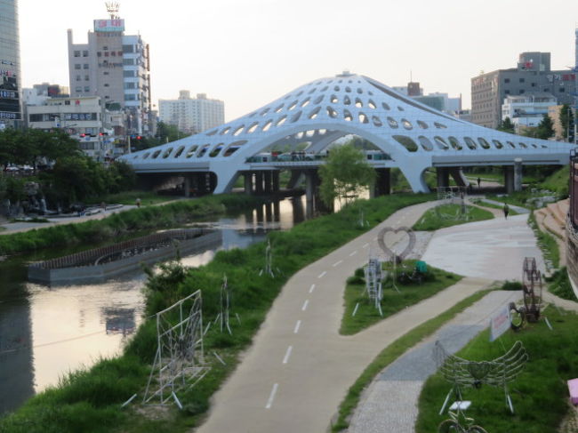 大田市の郊外にある鶏龍山国立公園内東鶴寺から儒城温泉に戻ってきて、温泉ホテルなど見ながら市街地散策と足湯がある細長い儒城名物文化公園内を散策しました、公園内ではイベントが行われていました、テントを利用した露店が並んでいました、儒城名物文化公園内にある温泉の足湯には多くの人が浸かっていました、私もちょっと浸かりました、温泉を楽しんだ後は地下鉄を利用して大田駅まで移動、駅と中央路の地下に商店街がありましたので歩きました、地下街から地上に出ると中央市場があるので市場内を散策して、大田川に架かる銀杏橋を歩いて、歩行者天国のアーケード街に出ました。<br /><br />儒城温泉には友人と初めての韓国旅行の時、ソウルから来ました、1994年1月以来です、温泉施設で入浴しました、韓国初の温泉でしたが詳しいことは忘れました。