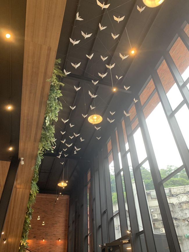 幸福青鳥という、イベント的にできた書店。朝ニュースで見て行ってみました。そこはマンション開発会社さんがモデルルームへの呼び込みのため、書店とコラボした180日限定の書店。<br />もう一つは、京站の君品ホテル。2年連続ミシュラン三ツ星の広東料理をごちってもらいました。