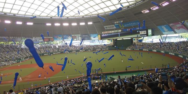 久しぶりに野球観戦。<br />今住んでいる所にプロ野球チームがないから、大好きな野球観戦もままならない。<br />東京に来たときくらい野球を見たい。<br /><br />メットライフドーム、つまり西武ドームに向かう。<br />途中の秋津でランチ。<br />激辛ラーメンが超人気の「蒙古タンメン中本」<br />秋津の店は西武戦の観戦チケットを提示すると味玉がサービス!<br />珍しく辛さ0のタンメンを注文。<br />この店のクオリティの高さを逆に痛感して満足。<br /><br />そして球場へ。<br />ドームと言っても完全に密閉空間になっていないところが、何となく間が抜けていてほんわりする。<br /><br />この日のライオンズの対戦相手は北海道ファイターズ。<br />清宮がスタメンとは嬉しい「誤算」<br /><br />ライオンズの山川のホームランは見れなかったが久しぶりに野球観戦を堪能。<br />やっぱりスポーツは面白い!<br />