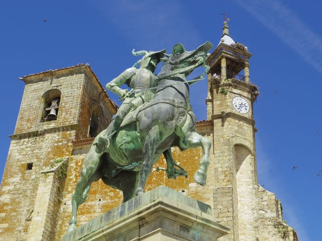 ４月２７日（土）<br />トルヒージョは、ペルーを征服したピサロの出身地です。この町をずっと訪れたいと思っていました。<br /><br />表紙はプラザ・マヨールにあるピサロの騎馬像<br />後ろは、サン・マルティン教会