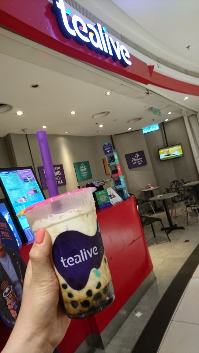 NUセントラルでタピオカ<br /><br />マレーシアで流行ってるタピオカ屋さん<br /><br />何件かお店かります!<br /><br />200円代でタピオカ飲めるのは嬉しいです<br /><br /><br />しかも、おいしぃー!