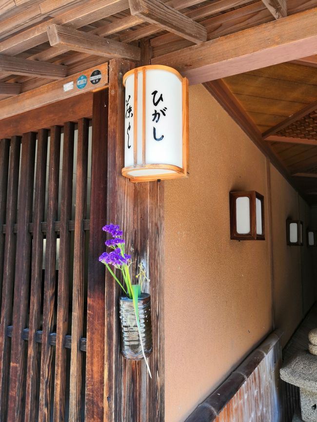 GW第二弾は、家族旅行。2泊4日(+1車中泊)で目的地は、<br />1日目:立山黒部アルペンルート雪の壁、金沢泊<br />2日目:金沢観光と和菓子作り体験、加賀温泉郷泊。<br />3日目:武家屋敷、金箔貼り体験。<br /><br />今回は2日目:金沢観光と和菓子作り体験編<br />早めに宿を出て、ひがし茶屋街を散策。午前中は、21世紀美術館・石浦神社・金沢城観光。お昼ご飯は、また近江町市場。越山甘清堂で和菓子作り体験をして、加賀温泉郷・かがり吉祥亭泊り。