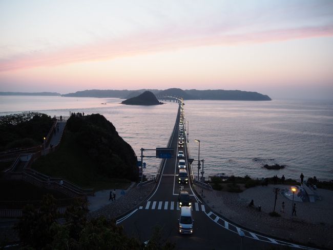 この日から良いお天気で、ＧＷの渋滞も本領発揮します。午前の宮崎青島観光で時間を割いたので熊本観光は諦め、どうしても見たかった角島大橋に向かいます。しかし、関門海峡が高速道路も関門海峡トンネルも大渋滞。<br />山口県の海沿いは順調に進んだものの、元乃隅神社は山の中から大渋滞で結局時間切れで行けず。<br />なんとか角島大橋の夕焼けは見ることが出来ました。<br />角島大橋も帰ってくる車の大渋滞。ＧＷって怖いね～