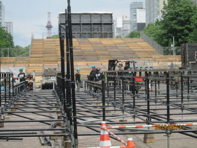 札幌の街の東西南北は、大通公園と創成川によって区切られています。大通公園は、１８７１（明治４）年に都心の火除線として設けられました。今日の大通公園は、札幌の歴史とともに姿を整えてきた市民の安らぎの場であるとともに、国際交流やたくさんのイベントの場としても、広く親しまれています。観光案内パンフレットより。面積７８９０１㎡、全長１,５km、西１丁目から１３丁目までです。大通公園のイベントで有名なのは２月初旬の雪祭り、多くの雪像が並びます。5月下旬のライラックまつり、今年は高温で不作でした。６月上旬にはＹＯＳＡＫＯＩソーラン祭、３００以上のチームがオリジナルの群舞を披露します。６月下旬は花フェスタ。「花で潤いのある暮らしとまちをつくろう」をテーマに開催。７月下旬にはさっぽろ夏まつり・ビアガーデン。カラッとした北国の夏に味わうビールは格別。８月下旬はさっぽろ夏まつり・北海盆踊り大会、子どもから大人まで自由に楽しむ夏の風物詩。９月上旬はリンケージアップフェスティバル。北海道市町村の交流を深めようと行なわれる道産品の大物産市。９月中旬はさっぽろふれあいフェスタ。ピエロのストリート・パフォーマンスやペイントショウ。１１月下旬から５０日間、ホワイトイルミネイション。雪化粧した街並みを、合計３８万個の電飾をまとった光のオブジェが幻想的に演出します。芸術作品はブラック・スライド・マントラ、黒い滑り台です。<br />