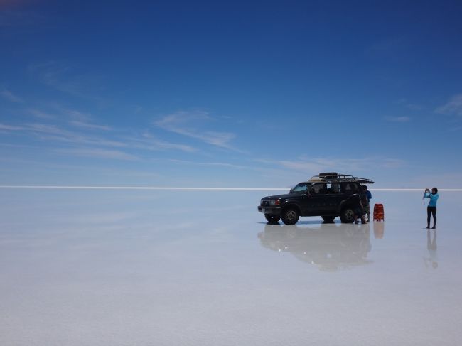 ずっと行きたかったウユニ塩湖。初めての南米、他の絶景も見たいがどこにするか。7泊11日と時間は短いが、ウユニとクスコ間を飛行機使えばマチュピチュにも行ける。そんな事で、成田-クスコ往復（ヒューストン,リマ経由）とクスコ-ウユニ往復（ラパス経由）チケットを確保。