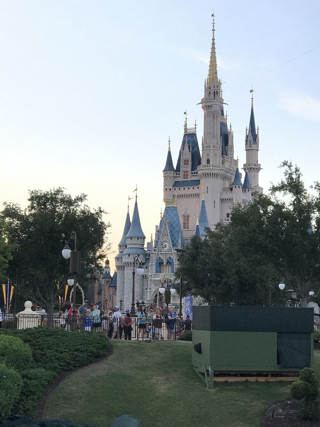 妻の親類に頼まれてオーランドのディズニーワールドへ旅行に行くことになりました。日本からだとどう行っても乗り継ぎになるので、カナダから南下するルートを選択。中高年の長距離旅行なので、とにかく余裕をもってあまりがつがつと行かないようにしようと申し合わせて出掛けました。<br />初めての北米でしたが、今回は半ばツアーコンダクターに徹した旅行でした、
