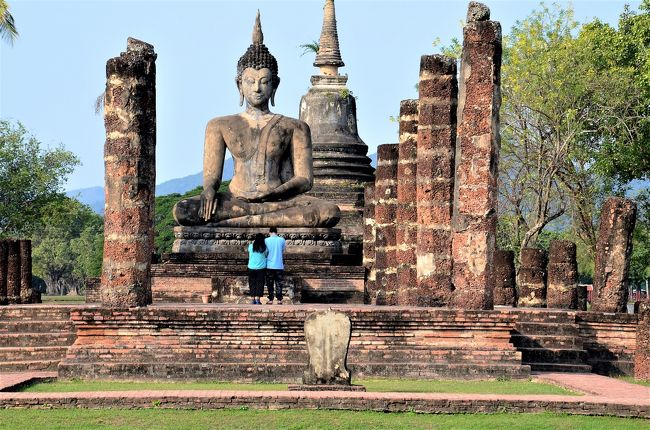 オッサンネコです。<br /><br />唐突ですが、世界三大仏教遺跡というものをご存知でしょうか？<br />”世界三大”は日本人の感覚で与えられた冠ですが、<br />世界三大仏教遺跡とは即ち、アンコールワット、バガン、ボロブドゥールのこと。<br />これらはどれも一見の価値がある素晴らしい遺跡だったし、<br />名実ともに三大仏教遺跡なんて言われるのも分かる…。<br /><br />でも… タイのスコータイ遺跡を忘れちゃいませんかい？<br />13世紀前半に興隆したタイ初めての独立王国スコータイ。<br />王の善政や仏教信仰によって花開いた独自のアイデンティティは、<br />王朝が滅びてもタイ人の心に引き継がれて行き、今に脈々と息づいているのです。<br /><br />その功績を称えて、世界三大仏教遺跡にスコータイを加えて、<br />”世界四大仏教遺跡”に改名して欲しいところですが、<br />果たしてそれは私の妄信でしょうか ( ﾟДﾟ)<br />今回はそんなスコータイの良さや歴史ロマンを改めて魂で感じるべく、<br />雄大な遺跡へと身を投じるのでありました…。<br /><br />その時の記録です。