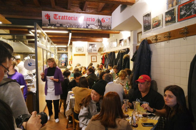 個人的にヨーロッパ旅行でいちばんおいしかった<br />食べ物の場所を選ぶとしたら、絶対にフィレンツェです!<br /><br />正確にはわかりませんが、フィレンツェはイタリアで<br />おいしくないことで有名な都市だと言われてますが、<br />私は値段もお手ごろでおいしい食べ物が多かったことを覚えています。<br />