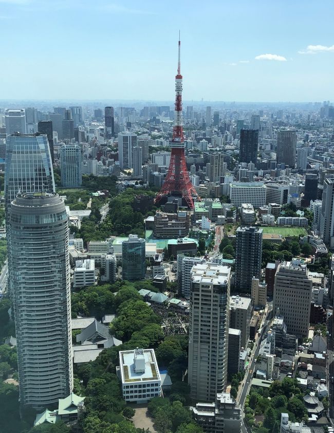 東京・新橋 虎ノ門エリア『Andaz Tokyo』<br /><br />『アンダーズ東京』に遊びに行ってきました。<br /><br />1F【ペストリー ショップ】<br />ショーケースにはメロンのスイーツが並んでいます。メロンは大好物♪<br /><br />1F カフェ＆バー【BeBu（ビブ）】<br /><br />『アンダーズ東京』51F<br /><br />2018年4月16日、メインレストラン【アンダーズ タヴァン】が<br />【ザ タヴァン グリル＆ラウンジ】に生まれ変わりました。<br /><br />以前もアフタヌーンティーセットやディナーを載せましたが。<br />今回は季節限定のメロンアフタヌーンティーセットをいただきます。