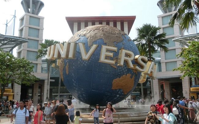 シンガポール旅行5日目後半。<br />午前中マーライオン巡りを終え、向かった先はユニバーサルスタジオシンガポール。<br /><br />USJにすら行ったことなく、テーマパークにいいおじさんが一人でなんて考えたことすらなかったので、乗り物に乗らなくても見て回るだけでもいいかな(よく考えると贅沢ですね)ぐらいのつもりだったので、雰囲気を楽しみます。<br /><br />もちろん、USSの後はまだ食べていないローカルグルメにもチャレンジです。<br /><br />------------------------------------------------------------<br /> 初日 チャンギ空港 17:45着<br /> 2日目 自由行動<br /> 3日目 自由行動<br /> 4日目 自由行動<br />★5日目 自由行動<br /> 最終日 チャンギ空港 09:20発 <br />------------------------------------------------------------<br /><br />