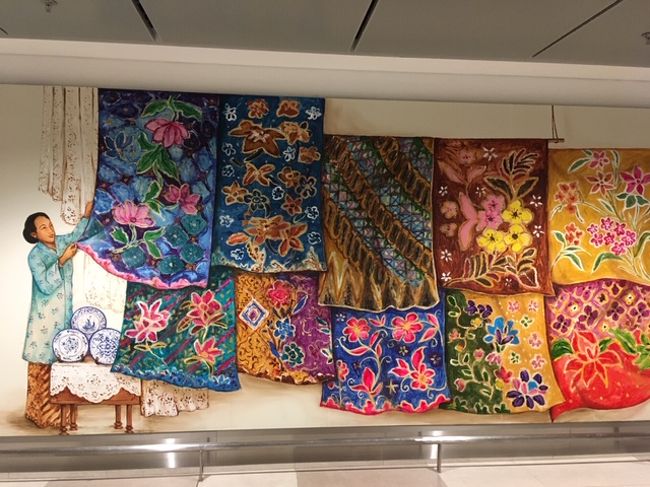 大好きな壁画アーティストの作品が、チャンギ空港のターミナル4の地下にあると聞いて行ってきました。ビル内なので天候も気にせず(暑いのよ壁画巡り)雨でも、夜でもOK。この絵は、バッティク布を干してるとこ。