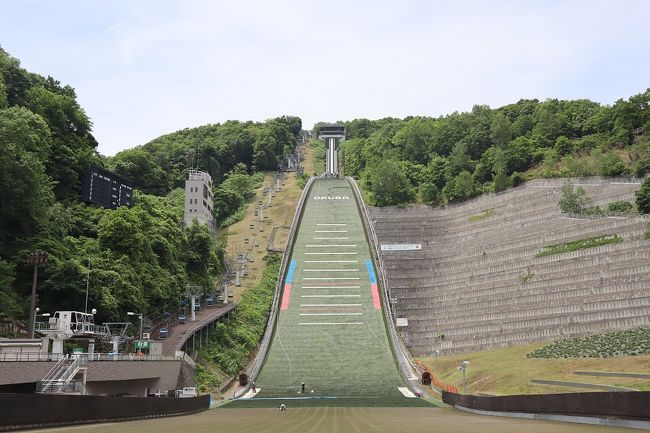 札幌での夜のコンサートのついでに、１泊で札幌周辺の観光を楽しみました。<br />朝９時、新千歳空港到着　→　大倉山ジャンプ競技場（リフトでジャンプ台の上にある展望台へ）<br />ジャンプ台を初めて見みましたが、結構感激。展望台からは、大通公園など、札幌中心部がよく見えました。<br /><br />ジャン台のあと、バスと地下鉄で札幌へ。<br />大通公園、時計台、テレビ塔といった定番スポットをふらふら。<br />夜、コンサートの後、今度は夜の大通公園、時計台、テレビ塔を。