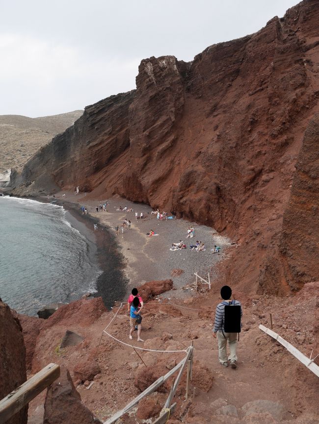 2度目のサントリーニ島。<br />前回とは趣向を変え、<br />イアやフィラとは毛色の違うエリアへ行ってみる事にした。<br />レッドビーチだ。<br /><br />ほとんど崖崩れ状態の岩肌と大粒の砂がむき出しのビーチ。<br />今にも崖が崩れてきそうなところで海水浴をしている人にも驚いた。<br />ある意味興味深いビーチだった。<br /><br /><br />【時期】2018年4月28日（土）～5月6日（日）。<br /><br />【方面】2か国。<br />ギリシャ（ザキントス島・サントリーニ島）<br />オランダ（ライデン）<br /><br />【旅程】<br />4/28（土）：成田空港へ前泊<br />4/29（日）：成田→アムステルダム経由→アテネへ。<br />4/30（月）：アテネ→ザキントス島。<br />5/1（火）：ザキントス島→アテネ経由→サントリーニ島。<br />5/2（水）：サントリーニ島。<br />5/3（木）：サントリーニ島。<br />5/4（金）：サントリーニ島→アテネへ。<br />5/5（土）：アテネ→乗継地点アムステルダムへ。<br />　　　　　　途中降機しライデン観光。アムステルダム→成田へ。<br />5/6（日）：成田着。地元へ。<br /><br /><br />【参考URL】<br />①オランダ航空：　https://www.klm.com/home/jp/ja<br />②オリンピック航空：　https://www.olympicair.com/en<br />③エーゲ航空：　https://en.aegeanair.com/<br />④ザキントス島のホテルStrada Marina： <br />　https://www.stradamarina.gr/<br />⑤サントリーニ島フィラの宿：Summer time villa<br />　https://www.booking.com/hotel/gr/summer-time.ja.html#tab-main<br />⑥サントリーニ島フィニキア村の宿 finikia memories：<br />　https://finikia-memories-hotel-santorini-island.booked.jp/<br />⑦アテネ空港最寄りホテルDolce attica riviera：<br />　https://www.dolceatticariviera.com/<br />⑧アテネ空港最寄りホテルholiday inn：<br />　https://www.hiathens.com/<br /><br /><br />【旅行記】<br />1/7作目：https://4travel.jp/travelogue/11495740<br />2/7作目：https://4travel.jp/travelogue/11497943<br />3/7作目：https://4travel.jp/travelogue/11500611<br />4/7作目：https://4travel.jp/travelogue/11503337<br />5/7作目：https://4travel.jp/travelogue/11503467<br />6/7作目：https://4travel.jp/travelogue/11503634<br />7/7作目：https://4travel.jp/travelogue/11503901<br /><br /><br /><br />