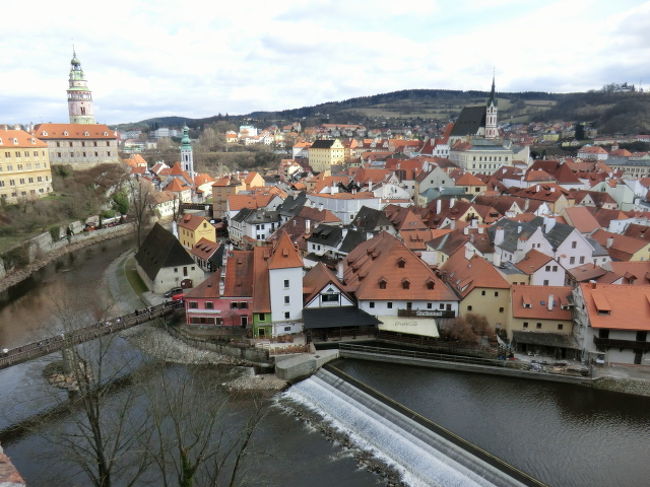 チェスキー・クルムロフ(Český Krumlov)<br /><br />クルムロフは「川の湾曲部の湿地帯」を意味し、ドイツ語のKrumme Aueをその語源とする。チェスキーは、チェコ語で「ボヘミアの」という意味であり、これによりモラヴィアにあるモラヴスキー・クルムロフ（Moravský Krumlov）と区別される。1920年以前はクルマウ・アン・デア・モルダウという名称で知られ、古い地図には単にクルマウ（Krumau）と記載されていることが多い。（Wikiより）<br /><br />プラハからドライブ。約３時間。なんて小さい町。ナビで目的地を町の中心にしていたので、駐車場を探しながら走るとあっという間に町を出てしまった。結局、城に隣にある公園(ザーメツカー庭園)に駐車する。城の上からヴルタヴァ川(モルダウ川：ドイツ語)の湾曲部にできた町を見下ろすことから街歩き開始。訪問日は城の内部公開はしておらず、通り抜けるだけに終わった。。。<br />