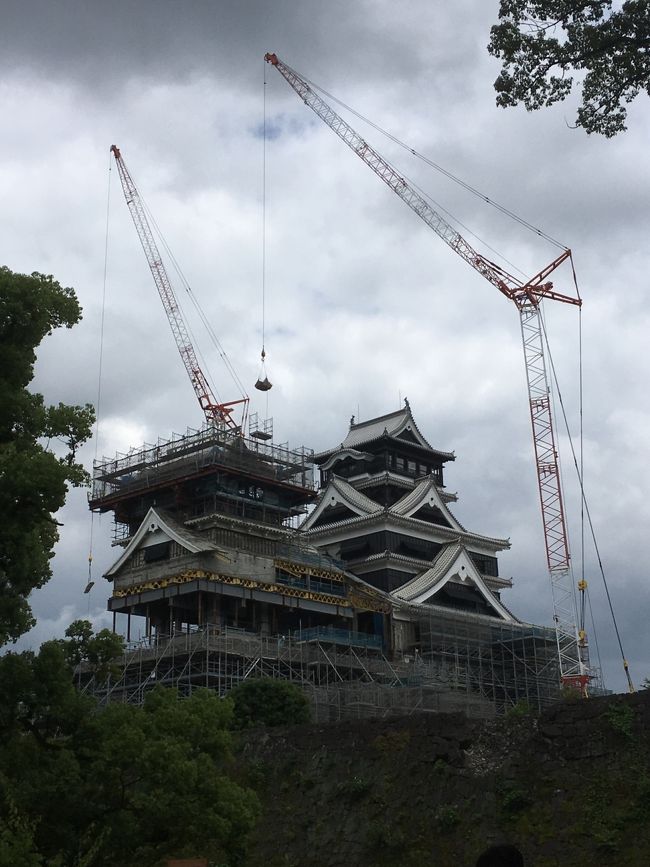 福岡2日目(最終日)<br /><br />大宰府や小倉に行く案もあったのですが、同行者がみんな熊本に行ったことがないとのことで、新幹線で熊本に行くことになりました!<br /><br />つばめ限定切符みたいので買うととても安いんですね~<br />往復4,500円くらいでした。<br />時間は片道1時間くらい。<br />意外と近いじゃん!!<br /><br />熊本地震の記憶がまだ新しい熊本。<br />少しでも観光で訪れて、復興の役に立てたらいいかなという思いもありつつ・・・<br /><br />半日のステイなので結構バタバタですが、市内をぐるっと回ってみましょう!