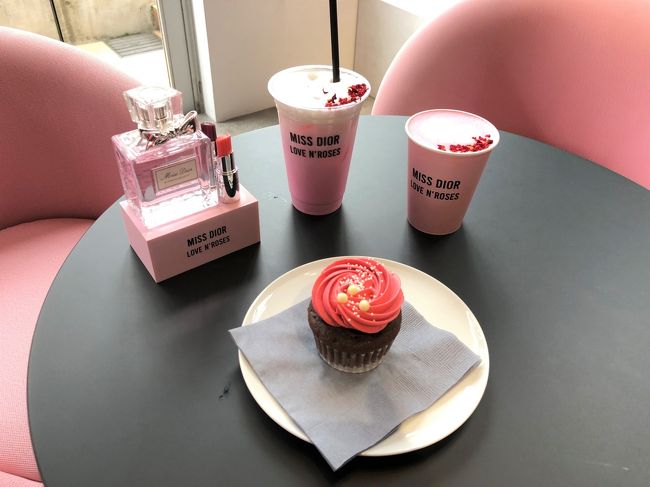 原宿 表参道のタピオカ ピンクカフェ巡り ミスディオールカフェ 表参道の限定スイーツ ドリンク トートバッグ目当てで大行列 ホミビン 表参道 東京 の旅行記 ブログ By リンリンベルベルさん フォートラベル 原宿 表参道のタピオカ ピンクカフェ巡り ミスディオールカフェ 表参道の限定スイーツ ドリンク トートバッグ目当てで大行列 ホミビン 表参道 東京 の旅行記 ブログ By リンリンベルベルさん フォートラベル