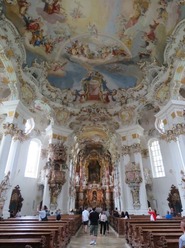 ドイツ南部、バイエルン州ヴァイルハイム＝ショーンガウ郡シュタインガーデン町の地区であるヴィースを訪れました。「ヴィースの巡礼教会」が世界遺産に登録されています。<br /><br />★その美しさはヨーロッパ随一と言われるロココ様式の教会を見学。<br /><br />[いただいた郷土料理/ご当地グルメ]<br />◎ヴィース・キュヘル