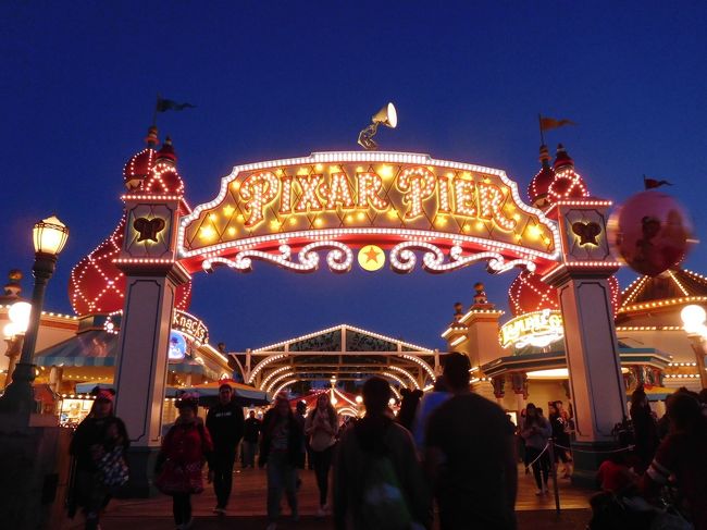 今回のカリフォルニアディズニー、旅のテーマは4つのキャラクターダイニング☆彡<br /><br />でも、忘れてはいけないのが夜のショー、ディズニーランド・パークの『ファンタズミック!』とカリフォルニア・アドベンチャー・パークの『ワールド・オブ・カラー』(以下WOC)。<br /><br />どちらもファストパスを取れば鑑賞エリアには入れるけれど、単なる整理券なので長時間並ばないと良い場所は取れないみたいだし、時間が限られてるからラクしていい場所で観たい・・・<br /><br />だったらレストランで美味しいゴハンが食べられて、鑑賞エリア正面スペースの入場券がもらえるダイニングプランを利用しちゃいましょ♪<br /><br />ファンタズミック!とWOCのどちらにしよう?と迷いましたが、規模は違えどファンタズミック!は日本で観たことあるし、それならWOCかなぁと。<br /><br />それにファンタズミック!は1日に2回開催されていたので、遅い時間帯ならFPでも多少空いているかも?と考えました。<br /><br />WOCのダイニングプラン対象レストランはいくつかあるようですが、その中で確実にアルコールが頂けるワインカントリートラットリアを選びました( ̄^ ̄)ゞ<br /><br /><br />それでは、25000歩以上歩いて股関節と膝をやられながらも、パークを楽しんだ2日目後半の様子です(*゚▽゚)ノ<br /><br /><br />《行程》<br />5/27(月)関空17:45ーロサンゼルス12:05<br /> グーフィーズ・キッチン<br />★5/28(火)PCHグリル<br /> ワインカントリートラットリア<br />5/29(水)プラザ・イン<br />5/30(木)ストーリー・テラー・カフェ<br /> ロサンゼルス14:00ー<br />5/31(金)ー関空18:30<br /><br />《航空券》<br />JALエコノミー(142710円)<br /><br />《ホテル》<br />シェラトン・パークホテル・アナハイムリゾート(388.11ドル=43470円)<br />※ディズニーランドから徒歩15分<br /><br />《空港送迎》<br />スーパーシャトル(往復37.76ドル=4230円)<br />※乗り合いバス<br /><br />《チケット》<br />3デーパークホッパーチケット(346.84ドル=39032円)<br />※ミッキーネットで購入<br /><br /><br />※1ドル112円で計算しています(カード請求時)