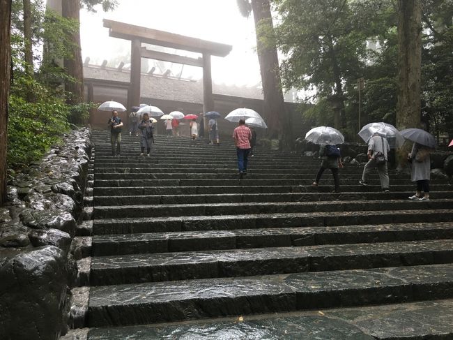 今年大厄の仲間がお祓いはどぅしたらいいかなぁ~から始まった伊勢参り。<br />出発と同時にやってきた梅雨でずぶ濡れ。<br />それと引換に何処も空いてて時間に余裕が出来ました。