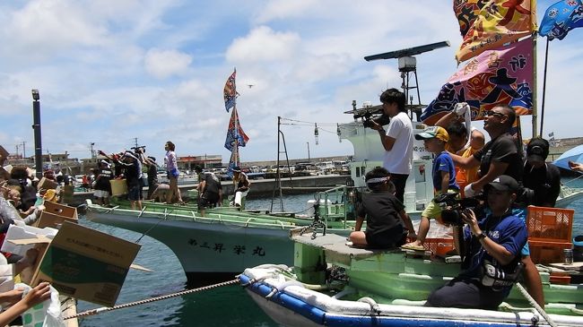 この日は伊良部島の佐良浜ハーリー。<br />おーばんまいというかつお投げが。<br />なにこれ珍百景が撮影に来ていました。<br /><br /><br /><br /><br />旅行代金合計 ４３９９５円<br /><br />交通費小計 １０５８７円<br />飛行機 成田 下地島 ６６２円＋３８０円（成田空港利用料）＋５４０円（下地島空港利用料）＋５００円（支払手数料）＝２０８２円<br />バス 下地島空港 宮古空港 ８００円 エアポートライナー<br />レンタカー ４日間免責補償込 ４６４８円ー４６４８ポイント＝０円<br />ガソリン代 ４４７３円<br />バス 宮古空港 下地島空港 ６５０円 路線バス<br />レンタサイクル ５００円<br />飛行機 下地島 成田 ６６２円＋３８０円（成田空港利用料）＋５４０円（下地島空港利用料）＋５００円（支払手数料）＝２０８２円<br /><br />宿泊費小計 ２４０００円<br />１泊目 nesou ２５００円<br />２泊目から６泊目まで５泊 ５朝食付き ２６５００円ー５０００クーポン＝２１５００円（後日７９００ポイントバックあり）<br /><br />飲食費小計 ９４０８円