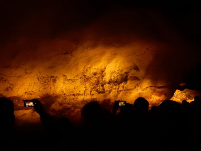 世界史（古代）でおなじみのフランスにある「ラスコー（洞窟）の壁画」を原寸大で再現したもの等が、東京都の中の、西郷隆盛で有名な上野公園の中に立地している「国立科学博物館」の特別展で公開されると聞いて、訪問してみた。<br />土日のため、人出は多かった。さすが東京と言うべきなのでしょう。<br />また、せっかくの東京観光なので、これに抱き合わせて海沿いにある「浜離宮恩賜庭園」にも訪問した。