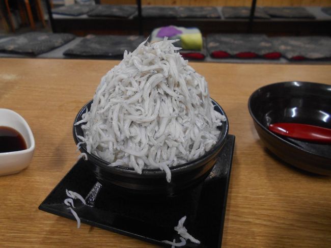B級ご当地グルメでも郷土料理でもありませんが、<br />地域の皆さんから愛される名物店&ローカルフードの食レポシリーズです。<br />今回は、和歌山県の「満幸商店のしらす丼・わさびスープ&<br />グリーンコーナーの天かけラーメン」をご紹介します。<br /><br />★“ベタ”な名物店めぐり&ローカルフードシリーズ<br /><br />イカ羊羹&ラッキーピエロのハンバーガー&ハセガワストアのやきとり弁当(北海道)<br />https://4travel.jp/travelogue/11473075<br />えびそば&鶏の半身揚げ&ぎょうざカレー&ソフトカツゲン&中華まんじゅう&ガラナ&べこ餅&やきそば弁当&ホンコン焼きそば&ダブルラーメン&ラブラブサンド<br />「一幻&小樽ニューなると&みよしの」(北海道)<br />https://4travel.jp/travelogue/11387500<br />まぐろが山盛り 「鶴亀屋食堂」(青森)<br />http://4travel.jp/travelogue/10922752<br />コッペパンの有名店「福田パン」(岩手)<br />https://4travel.jp/travelogue/11403902<br />高さ25cmのソフトクリーム「マルカンデパート大食堂」(岩手)<br />http://4travel.jp/travelogue/11095301<br />さんまの形のたい焼き 「さんまnaたい焼き」(宮城)<br />http://4travel.jp/travelogue/10874248<br />仙台限定メニュー 「天下一品明石台店&まるまつ大和店」(宮城)<br />http://4travel.jp/travelogue/11248634<br />さいちのおはぎ&日本一のナポリタン「さいち&Cafe HACHI」(宮城)<br />https://4travel.jp/travelogue/11346554<br />フラミンゴを見ながらカニピラフ&ラジウムたまご&酪王カフェオレ&ざくざく&ままどおる 「シーフードレストラン メヒコ 郡山フラミンゴ館」(福島)<br />https://4travel.jp/travelogue/11461096<br />にんにく・たまご入りラーメン&みそ煮込みうどん「にんたまラーメン&ばんどう太郎」(茨城)<br />https://4travel.jp/travelogue/11465076<br />天然かき氷 「松月氷室」(栃木)<br />http://4travel.jp/traveler/satorumo/album/10818606/<br />中華丼と固焼きそばの合盛り 「阿Q 西那須野店」(栃木)<br />http://4travel.jp/travelogue/11093935 <br />高崎パスタ&鳥めし 「シャンゴ&登利平」(群馬) <br />https://4travel.jp/travelogue/11468975<br />超太うどん&ピザ食べ放題&デカ盛りアイスティー「大木うどん<br />&ピッツァリア馬車道&珈琲茶館OB」(埼玉)<br />https://4travel.jp/travelogue/11350599<br />元巨人投手の店 「讃岐うどん 條辺」(埼玉)<br />http://4travel.jp/travelogue/10860967<br />ジャンボカレートースト&とり弁当&コッペパン「呂久呂&としまや<br />&カワシマパン」(千葉)<br />https://4travel.jp/travelogue/11466160<br />巨大唐揚げそば「弥生軒」(千葉)<br />http://4travel.jp/travelogue/11252498<br />ハチクマライス&丸産水産のおでん「神田鐡道倶楽部&丸健水産」(東京)<br />https://4travel.jp/travelogue/11384927<br />大判ちゃーしゅーめん&あやしいスペイン料理&富士山盛り&赤富士そば<br />「たけ虎&つるかめ食堂&名代富士そば」(東京)<br />https://4travel.jp/travelogue/11351113<br />ポットパイのつけ麺「UMA TSUKEMEN」(東京)<br />https://4travel.jp/travelogue/11349382<br />納豆食べ放題&つばめ風ハンブルグステーキ&カレーうどん <br />「納豆工房せんだい屋&つばめグリル&中川屋カレーうどん」(東京)<br />https://4travel.jp/travelogue/11344872<br />からし焼き 「とん八」(東京)<br />http://4travel.jp/traveler/satorumo/album/10766409<br />刺身食べ放題 「たいこ茶屋」(東京)<br />http://4travel.jp/travelogue/10937323<br />鉄道ファンの聖地「ナイアガラ」(東京)<br />http://4travel.jp/traveler/satorumo/album/10697557/<br />http://4travel.jp/travelogue/10971520<br />神田一安い居酒ヤ「とうきょう」(東京)<br />http://4travel.jp/travelogue/11053874<br />韓国風たいやき 「上野たいやき」(東京)<br />http://4travel.jp/traveler/satorumo/album/10765367<br />巨大グラパンの店 「デン」(東京)<br />http://4travel.jp/travelogue/11197648<br />カレートーストの店 「若生」(東京)<br />http://4travel.jp/travelogue/11198589<br />ホッピー通りでもつ煮込み 「鈴芳」(東京)<br />http://4travel.jp/travelogue/11201850<br />麦とろバイキング 「浅草むぎとろ 本店」(東京)<br />http://4travel.jp/travelogue/11206114<br />明太子食べ放題 「やまや 御茶ノ水ワテラス店」(東京)<br />http://4travel.jp/travelogue/11219966<br />鰹節問屋が営むそば屋「そばよし」(東京)<br />http://4travel.jp/travelogue/11234765<br />カンガルーカレー&ラーメン食べ放題「火星カレー&拉麺ビュフェBUTA」(東京)<br />http://4travel.jp/travelogue/11253515<br />豆茶定食&品川めし&円盤焼きそば 「お多幸&品川区役所食堂&梅蘭」(東京)<br />https://4travel.jp/travelogue/11298535<br />ちゃポリタン&フレンチトースト&100円で唐揚げ食べ放題「かっちぇる&ワンモア&有鳥天酒場」(東京)<br />https://4travel.jp/travelogue/11310031<br />刺身が山盛り 「竹家食堂・ねぎとろ番長」(神奈川)<br />http://4travel.jp/traveler/satorumo/album/10695013/<br />刺身が山盛り 「もみじや・おまかせ定食」(神奈川)<br />http://4travel.jp/traveler/satorumo/album/10574700/ <br />バスターミナルのカレーライス&サラダホープ(新潟)<br />https://4travel.jp/travelogue/11467764<br />とん汁ラーメン 「松茶屋」(新潟)<br />http://4travel.jp/travelogue/11003004<br />あっぷるぐりむのハンバーグ&栗ようかん&ビタミンちくわ&牛乳パン&ホモソーセージ(長野)<br />https://4travel.jp/travelogue/11472665<br />かき揚げそば&チーズそば&げんこつハンバーグ&くずシャリ&うなぎボーン&こっこ&うなぎパイ 「スマル亭&富士見そば&さわやか」(静岡)<br />https://4travel.jp/travelogue/11392173 <br />深海魚バーガー&のっぽパン 「沼津バーガー」(静岡)<br />https://4travel.jp/travelogue/11496435<br />かつ皿 「金時」(静岡)<br />http://4travel.jp/travelogue/10949614<br />鬼まんじゅう&世界一黄色いカレーうどん&スガキヤラーメン 「山田餅本店&サンビーノ&スガキヤ」(愛知)<br />https://4travel.jp/travelogue/11495762<br />北京飯 「北京本店」(愛知)<br />http://4travel.jp/travelogue/10995270<br />玉子とじラーメン 「萬珍軒」(愛知)<br />http://4travel.jp/travelogue/10943732<br />志津屋カルネ&たわらやうどん&衣笠丼&出町ふたばの豆餅&<br />バイキング上賀茂&すーてき丼(京都)<br />https://4travel.jp/travelogue/11501503<br />何にでもチャーハンをセットできる「チャーミングチャーハン」(京都)<br />http://4travel.jp/travelogue/11236448<br />京都人はこってりが好き!? 「天下一品総本店&王将1号店」(京都)<br />http://4travel.jp/travelogue/11247366<br />蟹飯麺 「安安」(京都)<br />http://4travel.jp/travelogue/10998575 <br />抹茶スイーツ&あぶりもち&やきもち「鶴屋吉信&かざりや&葵家」(京都)<br />https://4travel.jp/travelogue/11280385 <br />天ぷら朝定食&自由軒の名物カレー&551蓬莱のあんまん&デカ盛りモーニング&いか焼き<br />「大吉&自由軒&551蓬莱&喫茶Y&阪神名物いか焼き」(大阪)<br />https://4travel.jp/travelogue/11389518<br />ダウンタウンも通っていた 「信濃そば」(大阪)<br />http://4travel.jp/traveler/satorumo/album/10544646/<br />幻の関大プリン 「ダイニングホール・ディノア」(大阪)<br />http://4travel.jp/travelogue/11232977<br />海鮮居酒屋「とっつあん系おかあちゃん」(大阪)<br />https://4travel.jp/travelogue/11400045<br />しらす丼&わさびスープ&天かけラーメン「満幸商店&グリーンコーナー」(和歌山)<br />https://4travel.jp/travelogue/11504360<br />スタバもすなばもあります 「すなば珈琲」(鳥取)<br />http://4travel.jp/travelogue/11124525/<br />「チキンナンバン&ぼうしパン&アイスクリン&芋けんぴ&ミレービスケット&竹ちくわ」(高知&徳島)<br />https://4travel.jp/travelogue/11397168<br />揚げたての天ぷら定食&肉やきめし「天麩羅処ひらお&娘娘」(福岡)<br />https://4travel.jp/travelogue/11307816<br />丸天がうまい 「小倉駅ホームの立ち食いうどん」(福岡)<br />http://4travel.jp/traveler/satorumo/album/10474232/<br />“だぢづでど”が“らりるれろ”に 「かろのうろん」(福岡)<br />http://4travel.jp/traveler/satorumo/album/10476120/