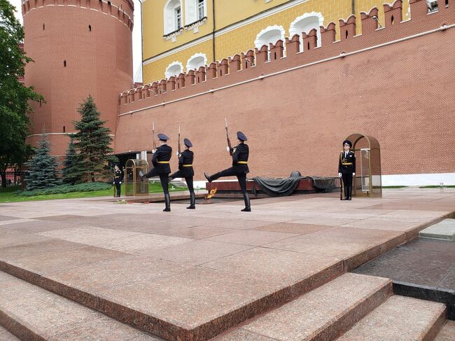 　ずっと行ってみたかったエルミタージュ美術館。でもロシアは個人では敷居が高くて二の足を踏んでいました。ツアーに参加する事で、やっと実現しました。何もかも新鮮で素晴らしい時間を過ごす事が出来ました。添乗員さん、ツアーの皆さん、お世話になりました。１日ずつまとめてあります。よろしかったら目を通してみて下さい。<br />１日目　成田⇒モスクワ⇒サンクトぺテルブルク<br />２日目　サンクトペテルブルク<br />３日目　サンクトペテルブルク<br />４日目　サンクトペテルブルク⇒モスクワ<br />５日目　モスクワ　<br />６日目　モスクワ⇒成田