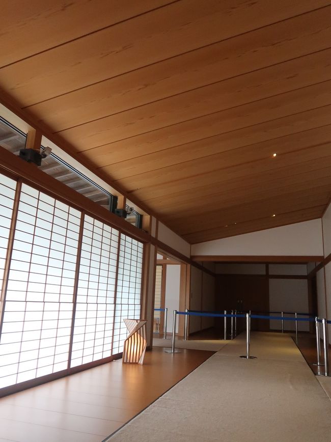 京都迎賓館（英: the Kyoto State Guest House）は、京都府京都市に位置する日本の迎賓館。 <br />京都迎賓館は、2005年（平成17年）4月17日に開館した。内閣府のサイトの公式説明によると、京都迎賓館というのは、日本の歴史や文化を象徴する都市である京都において、海外からの賓客を心をこめてお迎えし、日本への理解と友好を深めていただくことを目的に建設された、という。 場所としては、複数の公家の邸宅が建っていた京都御苑の敷地の北東部に建設された。 <br /><br />建物は、洋風の赤坂迎賓館とは対照的な和風建築として設計され（設計は日建設計）、南側を「表」（公の場）、北を「奥」（私的施設）と位置付け、建物の南半分には会議・会談、晩餐、和風会食、管理等の施設が、北半分には賓客の居住・宿泊のための施設が配置されている。 <br /><br />聚楽の間（じゅらく の ま）晩餐会などが行われる際に、招待されたゲストや随員の待合などに使用される。<br />友好の心をイメージして、人間国宝の早川尚古斎による竹花器や伊砂利彦の型染の屏風、椅子ファブリックは西陣織、釘隠には千代結のデザインが施されている。<br />  （フリー百科事典『ウィキペディア（Wikipedia）』より引用）<br /><br />京都迎賓館　については・・<br />https://www.geihinkan.go.jp/kyoto/<br />https://nettv.gov-online.go.jp/prg/prg9576.html