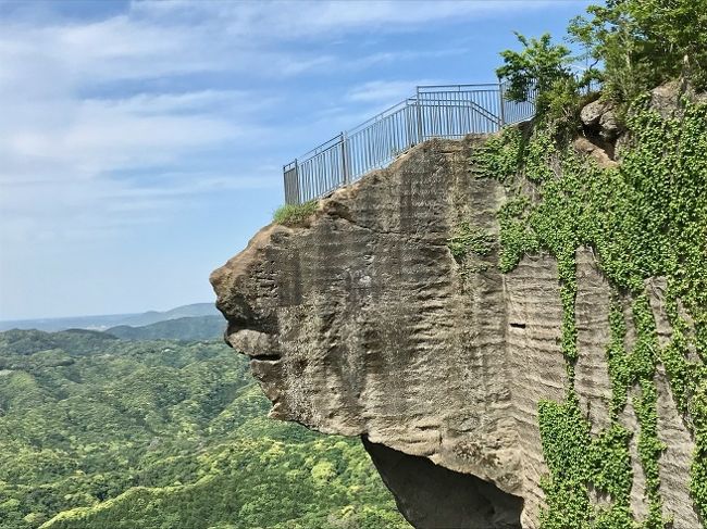 久しぶりにアクアラインを通って千葉方面までドライブ。。。<br />今回は海沿いのお宿ではなく、亀山湖のほとりにある亀山温泉の<br />チョコレート色の温泉に出かけてきました。<br />せっかくなので「鋸山の地獄のぞき」「亀岩の洞窟」もチェック！！<br /><br />足は筋肉痛になりましたが、お天気にも恵まれ、絶好のドライブ<br />日よりとなりました。<br /><br />