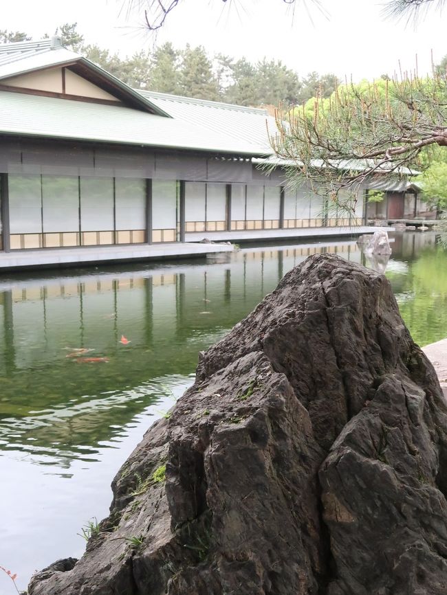 日本庭園<br />玄関前の「真の庭」、館内の中央「行の庭」、賓客宿泊室に面する「草の庭」の3面で構成される。「庭屋一如」の現代和風の庭園として、尼崎博正の監修により、佐野藤右衛門を棟梁とする京都の庭師らにより作られた。<br /> （フリー百科事典『ウィキペディア（Wikipedia）』より引用）<br /><br />京都迎賓館（英: the Kyoto State Guest House）は、京都府京都市に位置する日本の迎賓館。 <br /><br />京都迎賓館は、2005年（平成17年）4月17日に開館した。内閣府のサイトの公式説明によると、京都迎賓館というのは、日本の歴史や文化を象徴する都市である京都において、海外からの賓客を心をこめてお迎えし、日本への理解と友好を深めていただくことを目的に建設された、という。 場所としては、複数の公家の邸宅が建っていた京都御苑の敷地の北東部に建設された。 <br /><br />建物は、洋風の赤坂迎賓館とは対照的な和風建築として設計され（設計は日建設計）、南側を「表」（公の場）、北を「奥」（私的施設）と位置付け、建物の南半分には会議・会談、晩餐、和風会食、管理等の施設が、北半分には賓客の居住・宿泊のための施設が配置されている。 <br />  （フリー百科事典『ウィキペディア（Wikipedia）』より引用）<br /><br />京都迎賓館　については・・<br />https://www.geihinkan.go.jp/kyoto/<br />https://nettv.gov-online.go.jp/prg/prg9576.html<br />