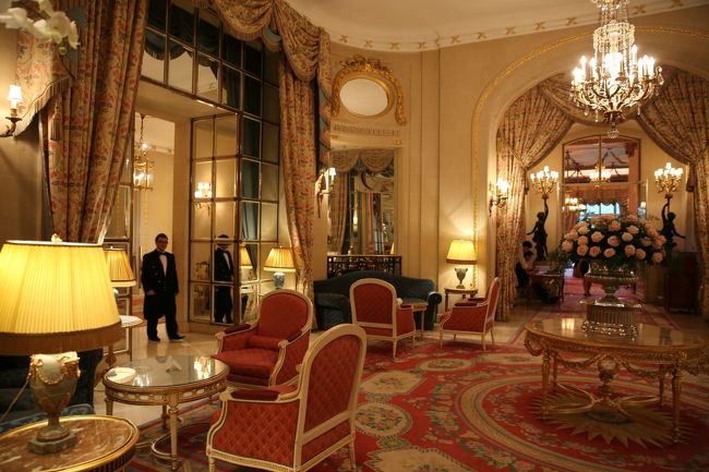 ホテルの部屋を出たのは午前7時30分頃であった。グラウンドフロアーに降り立つと、右手にフロントがあり、左手にレストランとバーが見えた。そしてJTBの現地駐在員のような女性達がレストランの中へと消えて行った。レストランもロビーの待合室も超豪華で、パリのル・ムーリスやパークハイアットパリヴァンドームを凌ぐほどの豪華絢爛さであり、正に、英国王朝これに極まれりと言う風情であった。