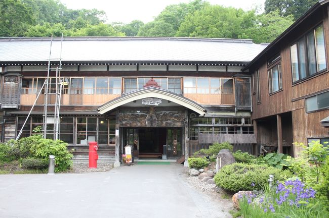 1日目<br />この辺りには魅力的な温泉が沢山あって泊まるのはどこにしようかすごく迷いました。<br /><br />友人オススメの酸ヶ湯温泉、日本三秘湯で足元湧出温泉の谷地温泉、十和田湖温泉郷の元湯 猿倉温泉、歴史ある足元湧出温泉の蔦温泉が候補に上がりましたが、泉種や食事、そばにある蔦沼が決め手で蔦温泉にしました。<br /><br />夕食は到着時に18時か18時半を選びます。<br />18時半にしたからかワカサギの天ぷらが冷めていたのが残念。<br />そのほかはとても美味しく地元の食事を楽しめました。<br /><br />温泉は食事前に1回、22時にもう1回、翌朝と行きましたが、毎回ちょうど他のお客さんと入れ違いでのんびり入れました。<br />お湯が熱いのでみんな長湯をしないから回転が速いみたい。<br /><br />2日目<br />いいお湯だったのでご飯の前に朝も温泉に入りました。<br />どっちにしようか迷って天井が高い泉響の湯にしたけど、夜よりもさらにお湯が熱かったので少し水を入れてぬるめました。<br /><br />食後には蔦沼へ散歩に出ました。<br />長靴を借りて、Tシャツに麻カーディガン、スカーフでしたがちょうどいい服でした。<br />朝小雨の中、森を抜けて行ったのでとても雰囲気がよかったです。<br />沼のほとりでは聞いた事がない声で鳥が鳴いていて癒されました。<br /><br /><br />6/5 萱野茶屋、睡蓮沼、奥入瀬渓流 <br />6/6 蔦沼、城ヶ倉大橋、弘前(城、洋館)<br />6/7 斜陽館、津軽三味線会館、竜飛岬<br />6/8 立佞武多の館、鶴の舞橋、金太郎温泉、青森市ベイエリア散策