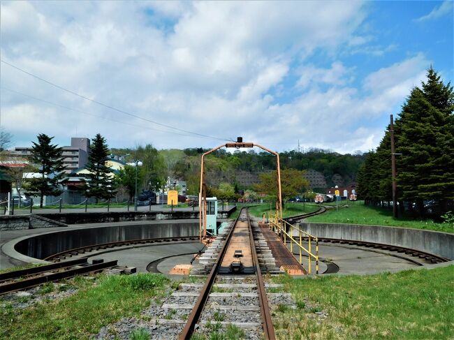 北の大地が、炭鉱で賑わっていた国鉄時代。<br /><br />1880年、北海道で最初の鉄道が開通した(手宮―札幌―幌内間)。<br />往時は、石炭や海産物の輸送に賑わったという。<br />しかし時代は待ってくれない。<br />乗客数が減り、やがて貨物線を経て1985年に廃線となる。<br /><br />現在は“廃線跡”として残っている。<br /><br /><br />そんな旧国鉄の「手宮線」を歩いてみた。<br /><br /><br /><br />