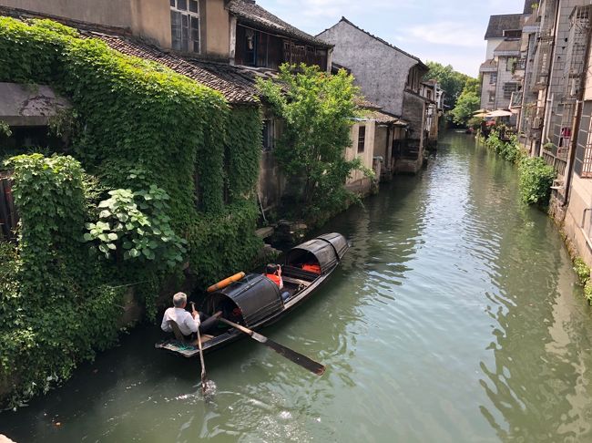 中国への旅行を始めて６年。<br />夫婦二人で江南の水郷古鎮などをゆっくり回ってましたが、<br />今春はGW10連休というまたとない幸運に恵まれて、<br />以前より憧れていた安徽省への旅を実現することができました。<br />いつものんびりぶらぶら、時間に縛られずに、<br />お散歩気分で観光することが好きなので、<br />９日間で回れたところは少しです。<br />それでも、古村落を４箇所、屯渓、黄山、そして二度目の紹興と<br />とても充実した旅となりました。<br /><br />