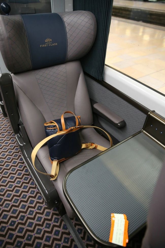 スインドン行きの列車のファーストクラス車両は最後端の1号車であった。車内に入り、指定された座席番号である「10」のシート(一人掛け席)を見つけ、そこに座った。座席は、日本の東北や北陸新幹線のグランクラスと同じ、横1-2の配列だったが、2列目と3列目の座席は対面式の構造だった。ファーストクラスは50%程度の混み様であったが、この列車は午前9時の定刻発車と表示されてはいたものの午前9時11分を過ぎても一向に発車しようとはしなかった。遅延や遅延に対するお詫びのアナウンスなどは一切なく、ようやく9時14分になってから列車はゆっくりと動き出した。やたらとその種のお詫びアナウンスを繰り返す駅や空港が多い日本はうるさいことこの上ないので、アナウンスは最小限にとどめる欧州を見習うべきであろう。この列車は途中Reading駅に停車後スインドンへ向かい、最終停車駅はブリストルであった。スインドン駅到着は午前10時24分であり、定刻より32分遅れての到着となった。