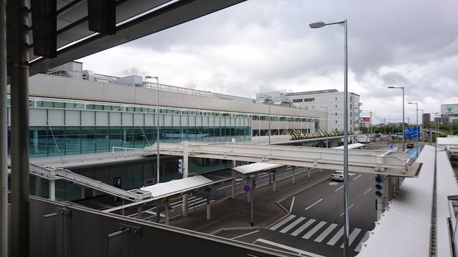 ご無沙汰しています。フォートラ福岡市のブログで史上最強の馬鹿企画の「福岡空港国内線ターミナル絶賛リニューアル中」<br /><br />中々福岡空港に来ることが出来なくて相当時間が経ちましたが、福岡空港国内線ターミナルは進化しています。<br /><br />今回の目玉はスターバックスコーヒーが復活したこと。惜しまれる声がありましたが万を持して復活しました。他にも変わった部分を紹介したいと思います。