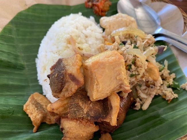 スカワティのチュルク大通り沿いにある「lawar babi(ラワールバビ)」。<br />お昼時にはたくさんの人で賑わいます。<br />テーブル席と、ガゼボ(東屋)があり、ガゼボでゆっくりくつろぎながら楽しくおしゃべり。リラックスした時間を過ごしました。<br /><br />ラワールはバリ伝統料理の一つです。<br />野菜、豚の耳、皮を細かく刻み、豚の挽き肉とココナッツフレーク、香辛料を混ぜた料理になります。<br />お祝いの時とかによく食べられます。<br /><br />バビはインドネシア語で豚の事です。<br /><br />このお店では、ラワールと、豚肉、豚の皮の唐揚げ、ソーセージなどが白いご飯に添えられています。また豚のスープ付きです。<br />豚肉のジューシーさと、皮の唐揚げのカリカリなど、色々と楽しみながら、美味しい食事が楽しめます。<br /><br />https://karismabalitour.com/index_jp.html
