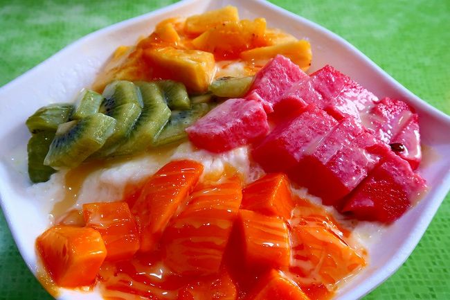 端午節の3連休はまたもや台湾へ!<br />今回の行き先は台北。<br /><br />早くも2日目(6/8)。<br />以前Tさんが住んでいたのは、<br />乾媽のおうちの近くだったので<br />どこかいいお店を知っているかと思い<br />小籠包が食べられるところない?と<br />聞いてみたら、京鼎小館という<br />ありきたりな名前が出てきました(笑)<br />でも家族でも行きやすいので<br />京鼎小館に行ってきました。<br />小籠包や小菜のほかに、<br />たまご炒飯を頼んだのですが<br />何と娘がパクパクと…!!<br />かなりおいしかったようです。<br /><br />食べ終わると、乾媽から台北に<br />戻って来たという連絡が入り<br />お店の近くで乾媽ともうひとりの<br />臺灣阿姨と合流しました。<br /><br />そしてみんなでマンゴーかき氷を<br />食べに行き、大樹藥局や好市多(コスコ)<br />に買い物に行きました。<br />夜は永康街に臺菜を食べに行きました。<br /><br />★★ 端午節台北フライトスケジュール6/7~6/9 ★★<br />6/7 CX408 香港10:00 → 桃園11:55<br />6/9 CX403 桃園09:05 → 香港11:05<br /><br /><br />★★ 端午節台北旅行記6/7~6/9 ★★<br />1★香港国際空港キャセイラウンジTHE PIER玉衡堂 キャセイパシフィック利用 香港から台北桃園へ<br />https://4travel.jp/travelogue/11504448<br />2★臺灣阿姨に連れられて食べたり物件見たり盛りだくさん!<br />https://4travel.jp/travelogue/11504587<br />3★乾媽と臺灣阿姨に連れられて食べたり買い物したり<br />https://4travel.jp/travelogue/11504805<br />4★桃園国際空港キャセイラウンジ キャセイパシフィック利用 台北桃園から香港へ<br />https://4travel.jp/travelogue/11505127