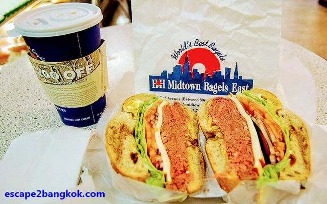 1990年代、我が家はニューヨークに駐在していました。<br />ニューヨークの食べ物と真っ先に思い浮かべるのが『ベーグル』です。<br />アッパーウェストの『H&Hベーグル』が有名ですが、私のベーグルは近所にあった『H&H Midtown Bagels East』です。<br /><br />◆サマリー<br /><br />我が家は、1990年代、ニューヨークに駐在していました。<br /><br />ニューヨーク・マンハッタンの朝は、ベーグルで始まります。<br /><br />私のベーグルは『H&H Midtown Bagels East』です。<br /><br />我が家が住んでいたのが、アッパーイーストの72丁目と言う事も有り、80丁目のここが便利だったんです。<br /><br />アッパーウェストでは、Zabar’s(ゼイバース)の近所の『H&Hベーグル』が有名ですが、私にとっては、断然、『H&H Midtown Bagels East』がホームなんです。<br /><br /><br />◆アッパー・イースト本店<br /><br />お店:H&H Midtown Bagels East<br />営業時間:0600-2000<br />電話:+1 212-734-7441<br />住所:1551 2nd Ave, New York, NY 10028, USA<br />場所:1st Avenue, Between 80th/81st Street<br /><br />◆アッパー・ウェスト2号店<br /><br />お店:H&H Midtown Bagels East<br />営業時間:0600-2000<br />電話:+1 212-734-7441<br />住所:526 Columbus Ave, New York, NY 10024, USA<br />場所:Columbus Avenue, Between 85th/86th Street<br /><br />◆メニューはこちら!<br /><br /> https://www.hhmidtownbagelseast.com/menu/<br /><br />◆続きはこちら!<br /><br /> https://www.escape2bangkok.com/entry/hh-midtown-bagels-east<br /><br />◆『ニューヨークで美味い物』はこちら!<br /><br /> https://www.escape2bangkok.com/entry/category/oversea-travel/newyork-navi/nyc-gourmet<br /><br /><br /><br /><br /><br /><br />