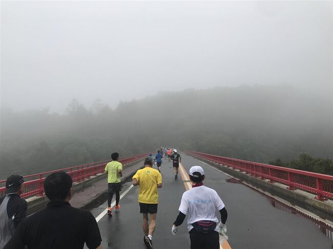 けんいちの一人旅です。<br /><br />ある事情から10月末にフルマラソンを走ることになりました。しかしマラソン経験など無いばかりか走ることが苦手なのでいきなり42キロは無謀でしょう。そこで予行演習として夏場でも涼しそうな八ヶ岳ロードレースのハーフに参加することにしました。<br />