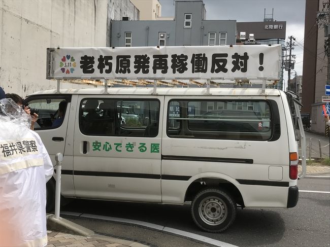 福井市には一泊しかしません。しかも初めての訪問。せめて街の様子を少しだけみてみましょう。<br />福井駅西口から、福井城址のあたりと繁華街片町あたりまで散策しました。<br /><br />感想としては、「ちょっと出遅れましたが頑張っている地方都市」の風情。いろいろな時代の片鱗が街のそこ、ここに見られて興味深い街でした。私は好きです。<br /><br />