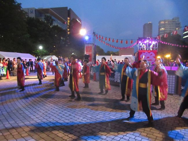 今年で２８回目を迎えた札幌の「YOSAKOIソーラン祭り」。<br /><br />この日の夕方にお祭りが始まることを北海道入りしてから初めて知って、偶然見ることができた喜びに感謝です。<br />ほんの数ｍの近さで踊りを見せてくれるワオドリスクエア会場。笑顔で踊る若い踊り子さんたちの姿を間近に見て感動しました。<br />出店しているふーどパークのブースで札幌ラーメンや帯広の豚丼も楽しんじゃいました。<br />