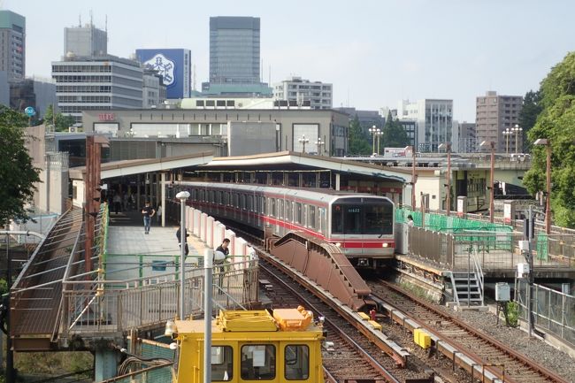 東京メトロ丸ノ内線をcarrymeで全駅サイクリングついでに沿線の消防博物館と新宿歴史博物館に立ち寄ってみた。<br /><br />ただサイクリングしているのでは物足りないため何かチェックポイントを設けたサイクリングはできないかと考えたところ、鉄道路線に沿ってのサイクリングというものを思い付き、特定の路線を始発から終点まで全駅に停車しながらのサイクリングを楽しむようになった。ただ電車に乗っているだけでは気づくことのできない光景に出会えたり、日ごろは絶対に利用しない駅に行くことができたりいろいろな発見があるので意外に走りがいがある。<br /><br />丸ノ内線について少し調べてみた。<br /><br />走行距離は？<br />→24.2km（本線）、3.2km（分岐線）らしい<br /><br />路線番号は？<br />→4号線らしい<br /><br />車両の長さは？<br />→6両（本線）、3両（分岐線）らしい<br /><br />荻窪から池袋までの所要時間は？<br />→50分らしい<br /><br />丸ノ内線の全駅名は下記のとおりだった<br /><br />【本線】<br />荻窪<br />南阿佐ヶ谷<br />新高円寺<br />東高円寺<br />新中野<br />中野坂上<br />西新宿<br />新宿<br />新宿三丁目<br />新宿御苑<br />四谷三丁目<br />四ツ谷<br />赤坂見附<br />国会議事堂前<br />霞ヶ関<br />銀座<br />東京<br />大手町<br />淡路町<br />御茶ノ水<br />本郷三丁目<br />後楽園<br />茗荷谷<br />新大塚<br />池袋<br /><br />【分岐線】<br />方南町<br />中野富士見町<br />中野新橋<br />中野坂上<br /><br />