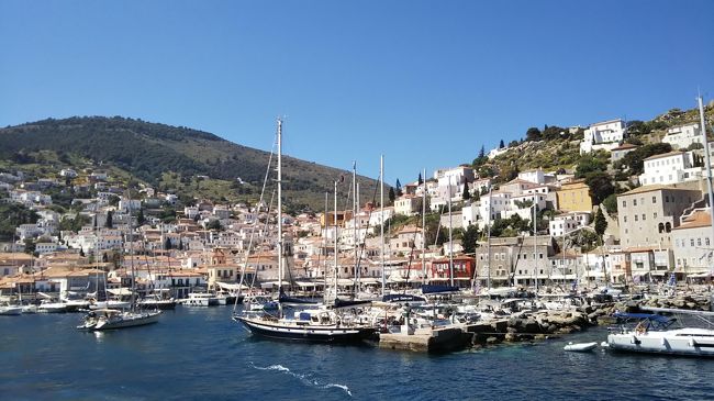 私にとって、ギリシャといえば首都アテネにあるパルテノン神殿、エーゲ海に浮かぶ美しい島々。<br />せっかくギリシャへ行くなら、サントリーニ島の青い教会ブルードームがある青と白の綺麗な光景はぜったい見たい!<br /><br />約半年前にルートを検討し始めると、ギリシャに6泊できればこれらの全部を満喫できそうです(#^^#)<br />まずはルフトハンザで、半年ほど前に関空からアテネへの航空チケットを予約しました。<br /><br />アテネ往復のチケットを確保してから、ギリシャ滞在のルートを考えた上で、サントリーニ島への航空往復チケットや滞在するホテル、エーゲ海クルーズの予約をしました。<br /><br />ホテルはBooking.comで、アテネ2泊⇒サントリーニ1泊⇒アテネ3泊を予約しました。<br />今回は初めてホテルではなく、個人が所有されているアパートメントを利用します。<br /><br /><今回の旅のルート><br />1日目;関西空港からアテネへ向けて出国 <br />2日目;アテネ観光 <br />3日目;午前中にサントリーニ島へ移動して、午後からフィラ観光 <br />4日目;イア観光した後、夜にアテネへ移動<br />5日目;日帰りエーゲ海ツアーに参加 - この旅行記<br />6日目;アテネ観光<br />7日目;アテネを出国⇒(8日目の朝)関西空港に到着