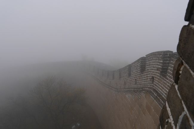 今回の旅行は特典航空券を使って昨年秋に行った旅程の後半という位置づけ。<br /><br />最初はカミさんと旅行の続きをする予定でしたが、年末になって最近よく一緒に行く姉と末娘を誘ったところ行くとの返事がきました。そして今回珍しいことに、今年秋に結婚式を挙げる長女も参加することになりました。<br /><br />しかし、それぞれ事情もあり、家に旦那を残している姉は5月1日に帰国、娘2人も5月5日に帰国します。私は旅行中に左頬のアテロームが炎症を起こして膿が出てきましたがそのまま旅行を続け5月6日に帰国しました。<br /><br />長女は超がつくほどの雨女。中国で雨にやられないかと心配しましたが、案の定着いた日と翌日の万里の長城は雨。そして故宮博物館は切符が売り切れで入れず。北京のあと本当は長家口に行く予定だったのが日程的に運が悪かったのか列車の切符はあっという間に売切れてしまい、旅行2週間まえにとりあえず石家荘までの切符を手配しました。<br /><br />ということで、今回は何をしに北京へ来たのかわからなくなりましたが、十年ぶりの長女との旅行もできてそれなりに楽しめたかなと思っています。<br /><br />4月27日（土）NH979　大阪（関西)09：40 → 北京 12:05（座席11B)<br />5月5日(日) CA925  北京 09:25 → 東京（成田）13:55（座席12L)<br />5月5日(日) NH921 東京（成田)18:35 → 上海（浦東）20:55（座席03A)<br />5月6日(月) NH976 上海（浦東） 18:20 → 大阪（関西)21:35（座席02A)<br /><br />4月27日　関空→北京　（北京泊）<br />4月28日　北京　　　　（北京泊）<br />4月29日　北京→天津　（天津泊）<br />4月30日　天津→北京　（北京泊）<br />5月1日　  北京　　　　（北京泊）<br />5月2日　  北京→石家荘（石家荘伯）<br />5月3日     北京→石家荘（石家荘伯）<br />5月4日　  石家荘→北京（北京泊）<br />5月5日　  北京→成田→上海　（上海泊）<br />5月6日　  上海→関西<br /><br />1元≒16.5円で計算。<br />